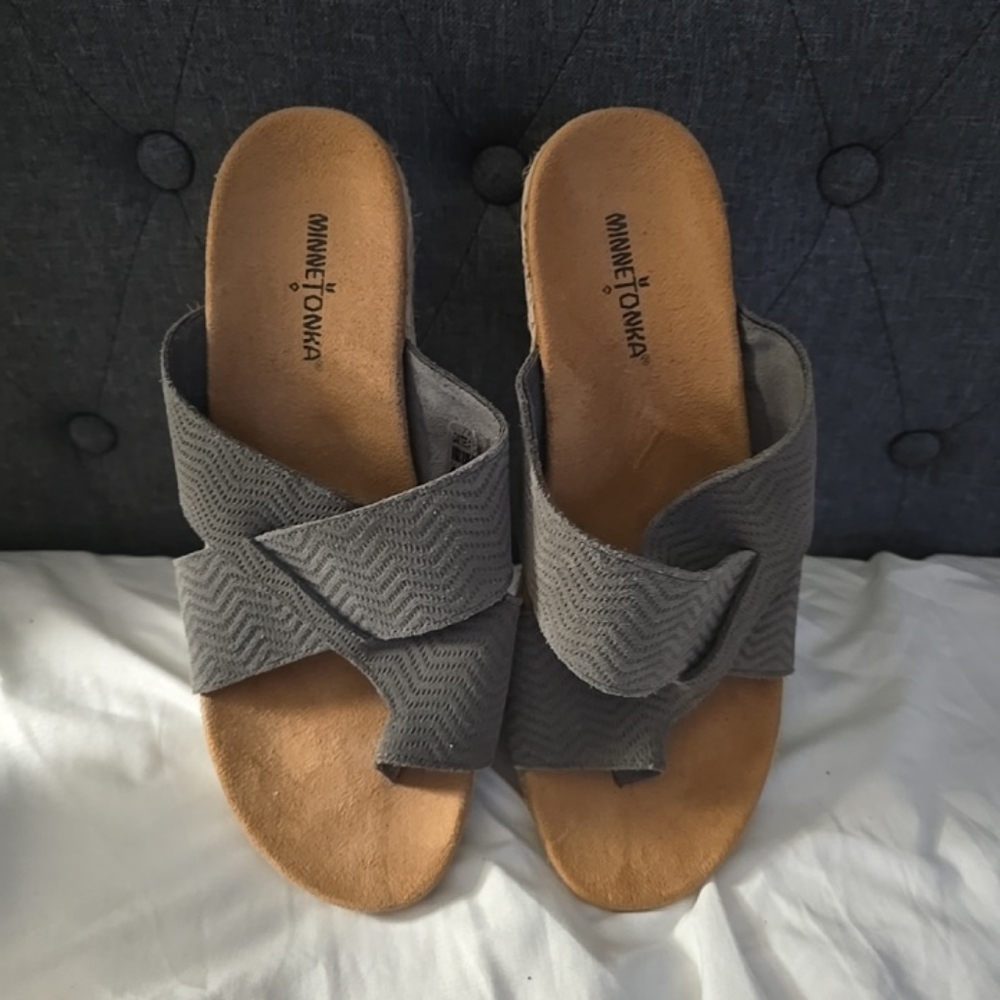 Minnetonka Becka Suede Wedge Platform Toe Loop Sandals Gray Leather Womens Sz 11